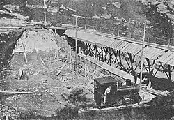 Bau des Betonkerns des Ostdamms, im Vordergrund die einzige Lokomotive der Baubahn