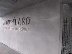 Betonmauer mit dem Schriftzug "Arquipélago – Centro de Artes Contemporâneas"