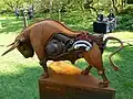 Skulptur „Bull“ des niederländischen Künstlers Joshua Pennings (hinten rechts)