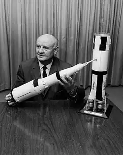 Arthur Rudolph, Betriebsdirektor der Mittelwerk GmbH, Aufnahme nach 1964 mit Saturn-V-Modell
