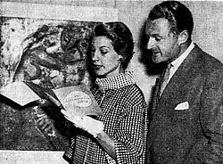 Künstler George de Olszanski mit Marisa Martelli auf der Ausstellung Contemporary Group's 26th exhibition bei Farmer's, Sydney 1953.