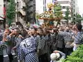 Umzug mit einem Mikoshi als Teil des Sanja-Matsuri