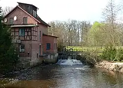 Stau der Aschau in Beedenbostel mit ehemaliger Wassermühle