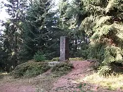 Steinerner Vermessungspunkt auf dem Gipfel