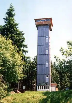 Nicht auf dem Gipfel: Der Aussichtsturm „Otto Hermann Böhm“ steht auf der deutschen Seite