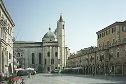 Piazza del Popolo und die Kirche San Francesco
