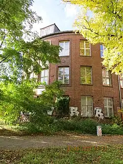 Abgerundetes Eckteil als Verbindung zwischen Süd- und Ostflügel