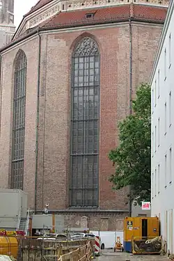 Frauenkirche von Südosten: Sargmauer um Hallenschiff und Umgangschor, Schlepp­dach über den wenig niedrigeren Kapellen