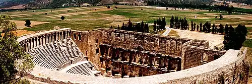 Theater und Aquädukte der antiken Stadt Aspendos