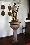 Taufsteinbecken mit Johannes d. Täufer Figur von 1736.