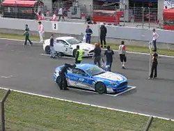 Zwei Aston Martin V8 Vantage N24 in der Startaufstellung in Oschersleben 2008