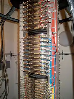 Gleitkontaktsatz. Die Gleitkontakte ermöglichten die kontinuierliche Drehung des Spiegels während der Zeit der militärischen Nutzung als Radarantenne