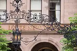 Schmiedeeiserner Torbogen mit Laterne