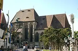 Südansicht der Pfarrkirche St. Augustin; ganz rechts die Dreifaltigkeits-(Pest-)Säule