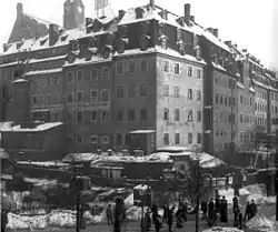 Haus Matthäikirchhof 8 mit vorgebautem Atelier, vom Töpferplatz aus gesehen (Fotografie von Hermann Walter, um 1900); Die barocke Bebauung des Matthäikirchhofs wurde 1909 abgerissen.