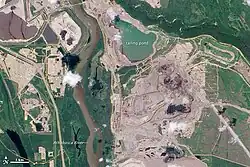 Links: Satellitenaufnahme des nördlichen Teils der „Millennium Mine“ der Suncor Energy und angeschlossene Infrastruktur. Der große Fluss in der linken Bildhälfte ist der Athabasca River. Rechts: Teil des Tagebaus sowie Schwefelhalden und Absetzbecken („Syncrude tailings pond“) der Aufbereitungsanlage „Mildred Lake“ von Syncrude.