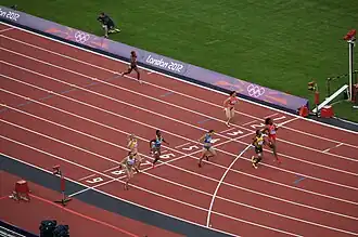 Zieleinlauf Vorlauf sechs: Bamab&nbsp;Napo (Bahn&nbsp;2), Wei&nbsp;Yongli (B.&nbsp;3), Semoy&nbsp;Hackett (B.&nbsp;4), Shelly-Ann Fraser-Pryce (B.&nbsp;5), Olessja&nbsp;Powch (B.&nbsp;6), Debbie Ferguson-McKenzie (B.&nbsp;7), Melissa&nbsp;Breen (B.&nbsp;8), Goʻzal&nbsp;Xubbiyeva (B.&nbsp;9)