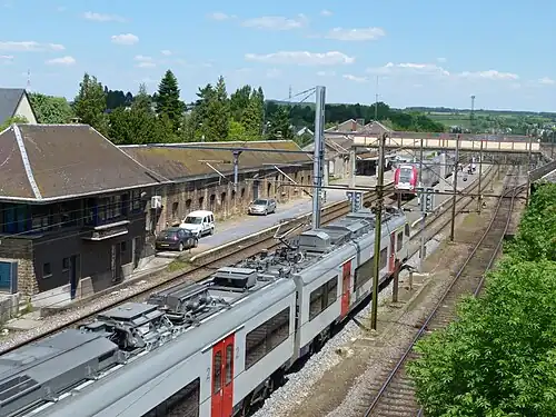 Im Bahnhof von Athus kreuzt ein belgischer „Désiro“ einen über Esch-sur-Alzette nach Luxemburg (Stadt) verkehrendem Luxemburger Alstom Coradia Duplex.