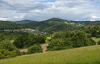 Ansicht von Westen. Links davor Ehlhalten, rechts Eppenhain
