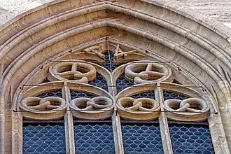 Maßwerk: Das Brezelfenster (hier von außen)