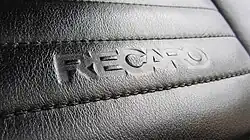 „RECARO“-Schriftzug in der Sitzlehne