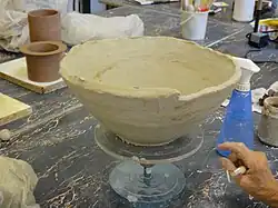 Herstellung einer Schale aus Steinzeugmasse in Wulsttechnik