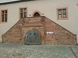 Der zweiläufige Freitreppe mit Eingang zum Gewölbekeller und zwei blumenverzierten Sandsteinportalen