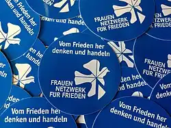 Aufkleber „Vom Frieden her denken und handeln“ des Frauennetzwerk für Frieden e. V.
