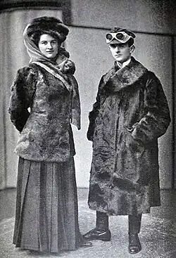 Fohlen-Automobiljackett für Damen und Automobilfohlenpelz für Herren (ca.&nbsp;1900)