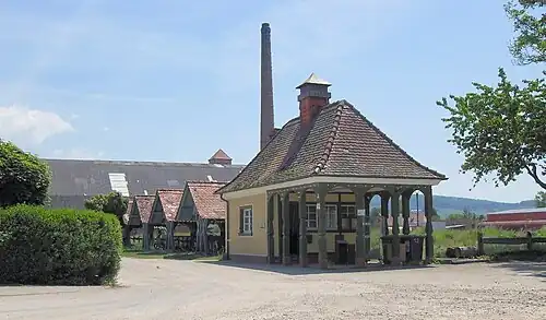 Betriebsgelände, im Hintergrund links die Sägehalle, ein Teil der ehemaligen Zeppelin-Wartungshalle