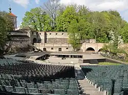 Rotes Tor mit Außentor, Bastion und Brücke von der Freilichtbühne