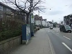 Müssen die Fahrgäste direkt von der Fahrbahn einsteigen, kann der Fahrgastwechsel durch den Individualverkehr behindert werden