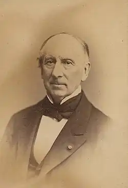 Abbildung des Namensgeber der mathematischen Formel als Porträt von vorne ab Brustkorb in schwarzweiß.