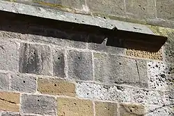 Stein an der Westfassade des Südturmes mit der Inschrift „ANNO DNI MCCCXXXIIII ERECTUM EST“ (er wurde im Jahr 1334 errichtet)