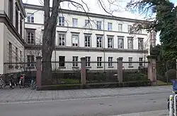 Seitenansicht von Osten auf den Flügel des Festsaals, davor der Aulagarten (2019)