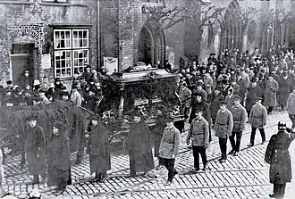 Geistliche und Senatoren im Trauerzug (1928)