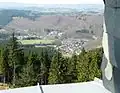 Blick vom Aussichtsturm Hohe Bracht auf Bilstein mit Burg Bilstein