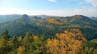 Blick vom Großen Pohlshorn über das Kirnitzschtal auf (von links nach rechts) den Großen Teichstein, den Kanstein und den Heulenberg