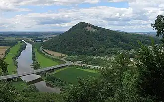Blick vom Aussichtspunkt Porta-Kanzel nach Westen zum Wittekindsberg mit dem Kaiser-Wilhelm-Denkmal