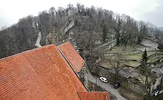Blick von der Stiftskirche Herrenberg ostnordostwärts zum Schlossberggipfel mit der Anlage des Schlosses Herrenberg (Ruine) inklusive des Aussichtsturms Schlossbergturm