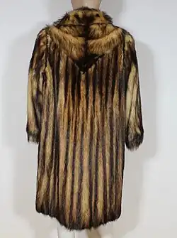 Ausgelassen verarbeiteter Mantel (Rückenansicht, etwa 1960er Jahre)