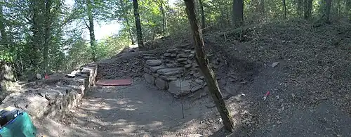 Reste eines Gebäudes (SW-Ecke) im Burgbereich, schräg zur Ringmauer stehend