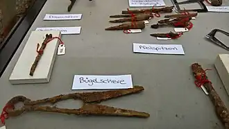 Metallfunde: darunter eine erhaltene Bügelschere