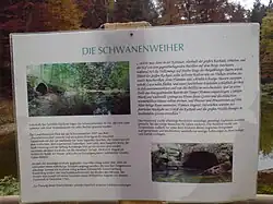 Die Aushangtafel an den Schwanenweihern nach der Wiederherstellung