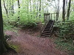 Unweit vom Aussichtspunkt Schiessstandwall, der sich auf einem Schießstandwall aus dem Kaiserreich befindet, fließen der westliche Arm und der östliche Arm der Mühlenbek zusammen.[16]