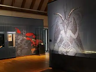 Ausstellungsraum der Sonderausstellung Verschwörungstheorien – früher und heute in der Stiftung Kloster Dalheim. LWL-Landesmuseum für Klosterkultur, Abbildungen: Dolchstoßlegende, Baphomet, Foto: LWL/Alexandra Buterus