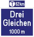 Autobahnausfahrt-Ankündigungstafel mit Hinweis auf Tankstelle