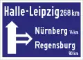 Autobahnausfahrt-Vorwegweiser am rechten Fahrbahnrand