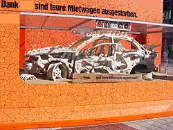 Nachbildung eines Kfz zu Werbezwecken in einer Krakelee-Wand am Flughafen München (2010)