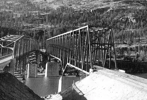 Rechts die Eisenbahnbrücke kurz nach der Fertigstellung 1941, Blick nach West